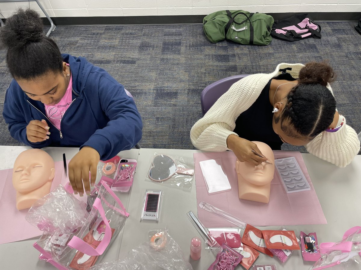 Cosmetology at it again learning individual lashes with Coco Glam. 
#morein24
@HumbleISD_HHS
@HumbleISD_AHS @KingwoodHS
@HumbleISD_KPHS
@HumbleISD_SCHS @HumbleISD_CTE
@HumbleISD