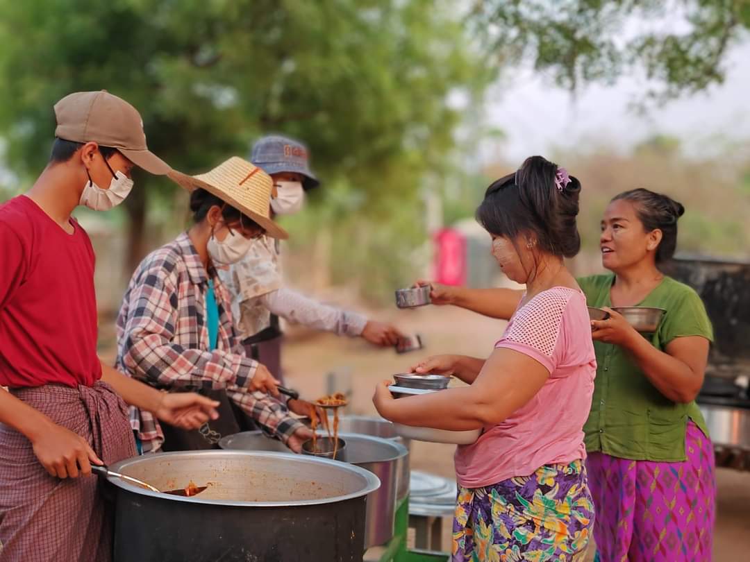 On behalf of donors, the Anyar Pit Tine Htaung Group treated meal to the internally displaced people in 3 IDPP camps in Salingyi Township, Sagaing Division.
@Refugees @AHACentre @EUCouncil
@POTUS
#HelpMyanmarIDPs
#2024Apr26Coup
#WhatsHappeningInMyanmar