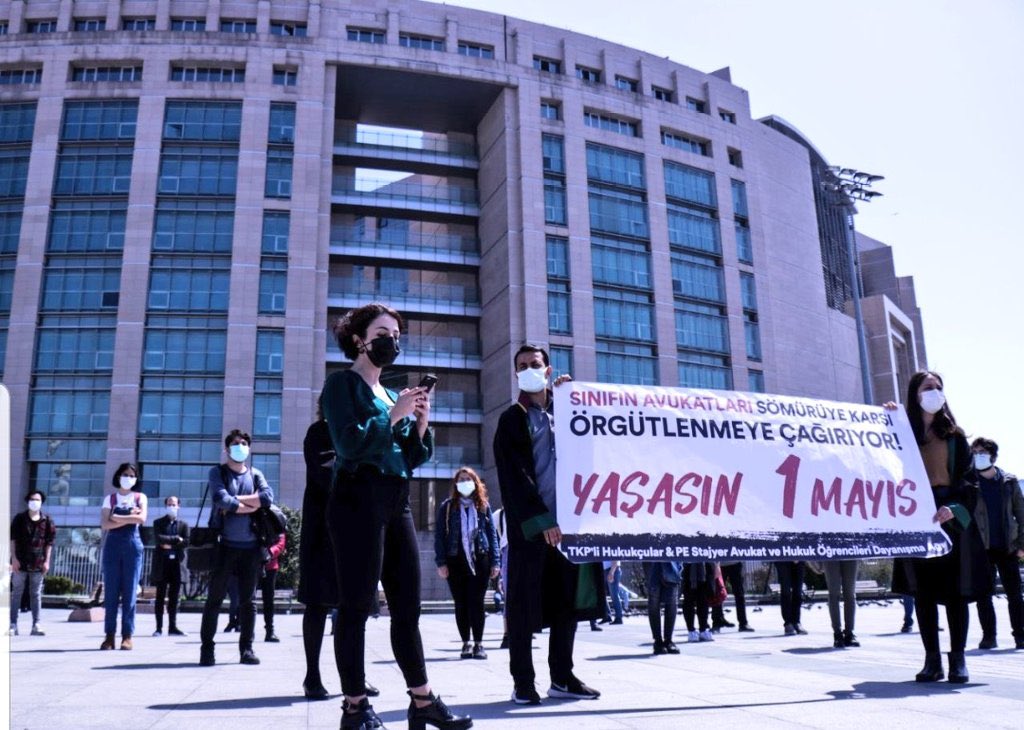 Patronların Ensesindeyiz İşçi ve Stajyer Avukatlar Dayanışma Ağı olarak 1 Mayıs'ta sınıfımızın yanında olacağız. 

Sınıfın avukatları sömürüye karşı örgütlenmeye çağırıyor. Bize ulaşabilirsiniz. 

Yaşasın 1 Mayıs!