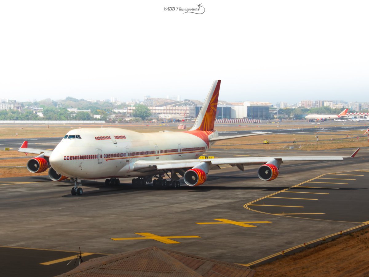 vabbplnespottrs's tweet photo. Bidding farewell to the almighty Queen #VTEVA that served the people of India through thick &amp; thin for almost 5 decades.
A historic event of Indian aviation captured by us which we will cherish forever!!
#B747 #airindia https://t.co/CvaNGAMpeV