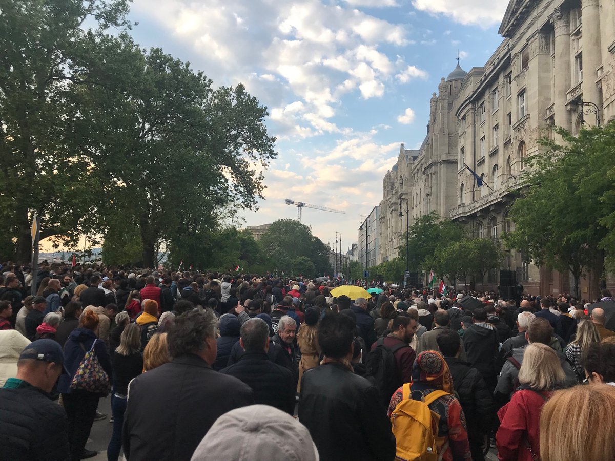 Péter Magyar, a former gov insider who is now leading an opposition party, is focusing today’s protest in Budapest on need to better protect kids from sexual abuse, accusing the Orbán gov of failing children.