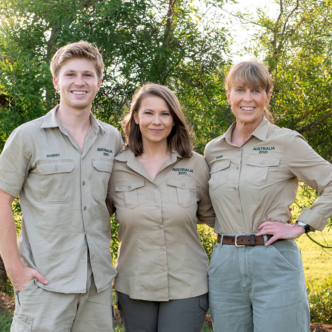 There's still time to snag this incredible experience at EndoFound's 12th Annual Blossom Ball in NYC with @BindiIrwin & the Irwin Family! Bid now via @charitybuzz for a chance to make memories + support #endometriosis awareness! charitybuzz.com/catalog_items/…