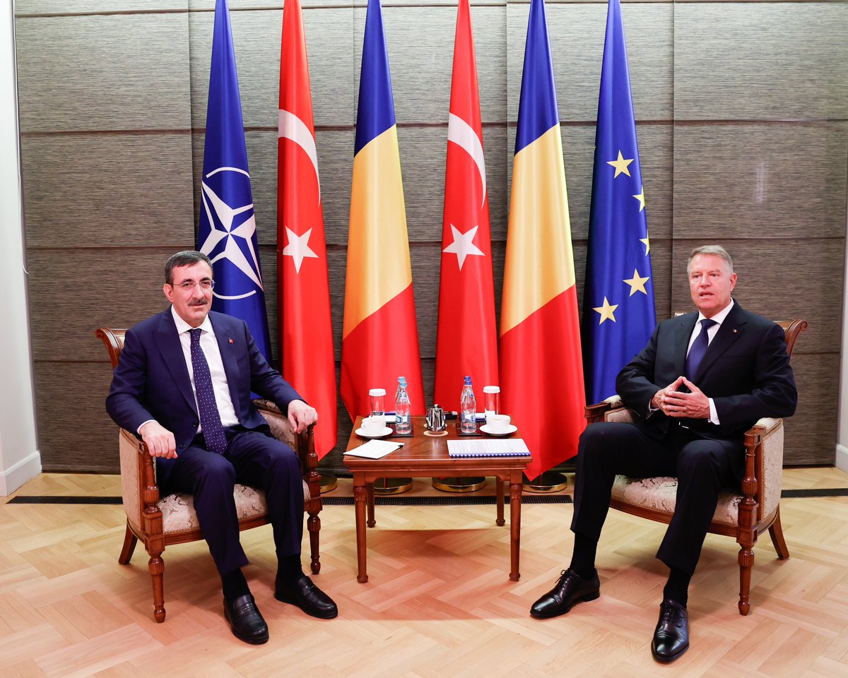 Romanya'ya yaptığımız resmi ziyaretimiz kapsamında, Romanya Cumhurbaşkanı Sayın Klaus Iohannis ile bir araya geldik. Sayın Iohannis ile görüşmemizde, ülkelerimiz arasındaki siyasi, askeri, ticari, ekonomik ilişkilerin geliştirilmesi, mevcut iş birliklerimiz ve yeni iş birliği…