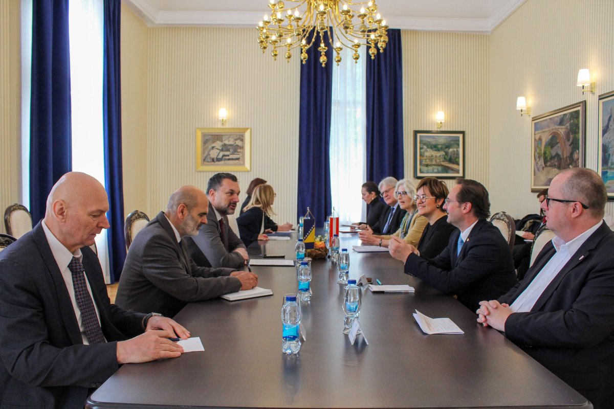 Bosnia and Herzegovina’s Foreign Minister @DinoKonakovic met with a delegation from Austria’s Friendship Group in Sarajevo. He thanked Austria for its support, highlighted the absence of open issues, and emphasized the importance of BiH’s EU path. #diplomacy…