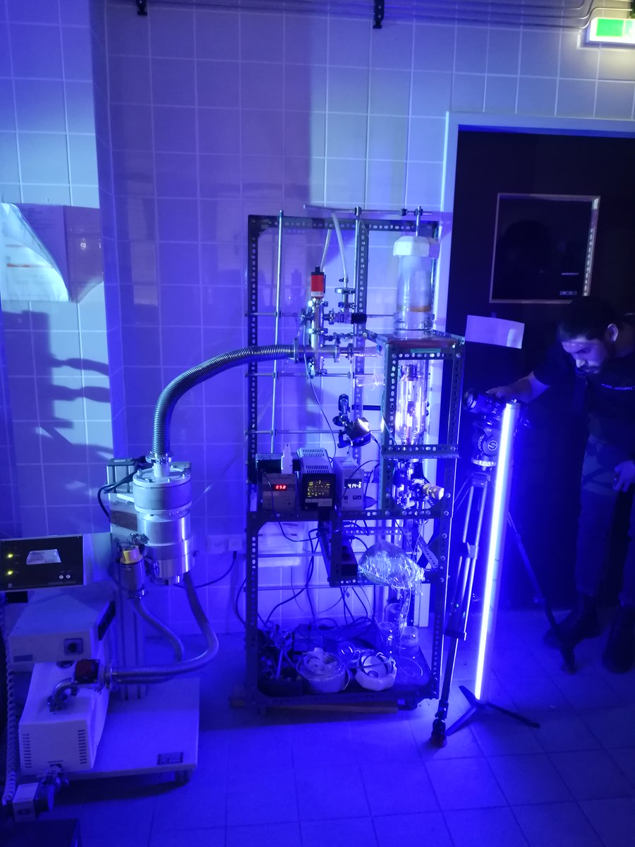 🔍 #Ice #research has never looked cooler! ❄️ Huge thanks to @Viktoria Ganß and her team from @bilderfest for giving our @uniinnsbruck lab a stunning blue light makeover, CSI style!
📺 #CSI #ICE #research #uibk #sciencecommunication #tv #nofilter