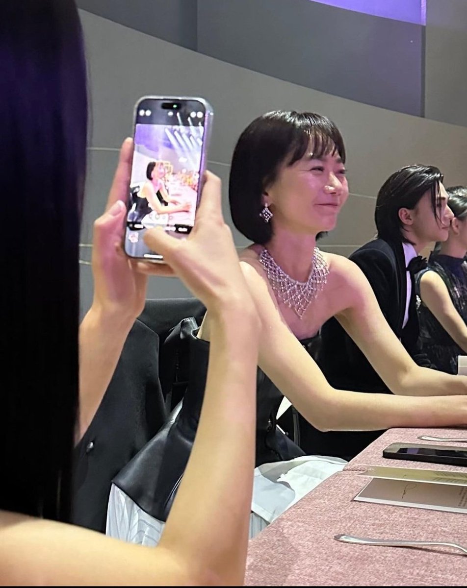 240426 | #JISOO at Cartier exhibition in Seoul #JISOO with Aaron Kang (Marketing and Communication Director of Cartier Korea) and actress Bae Doona at Cartier exhibition in Seoul, photo taken by actor Gosoo. #JISOO taking pictures of actress Bae Doona during Cartier exhibition.