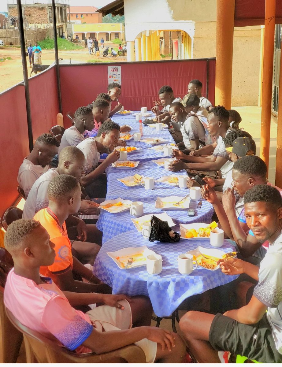 A family that eats together, wins together🙏
@PBAFAM ❤
#teamspirit ⚫⚪
#missionbigleagye
#Theblacks