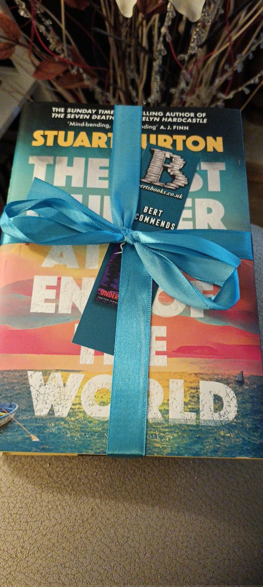 I've found one! 😆
Thank you @bertsbooks I've just got home to this stunning book! ❤️
#TheLastMurderAtTheEndOfTheWorld by @stu_turton 
#BookTwitter 
#indiebookshops 🙌🙌