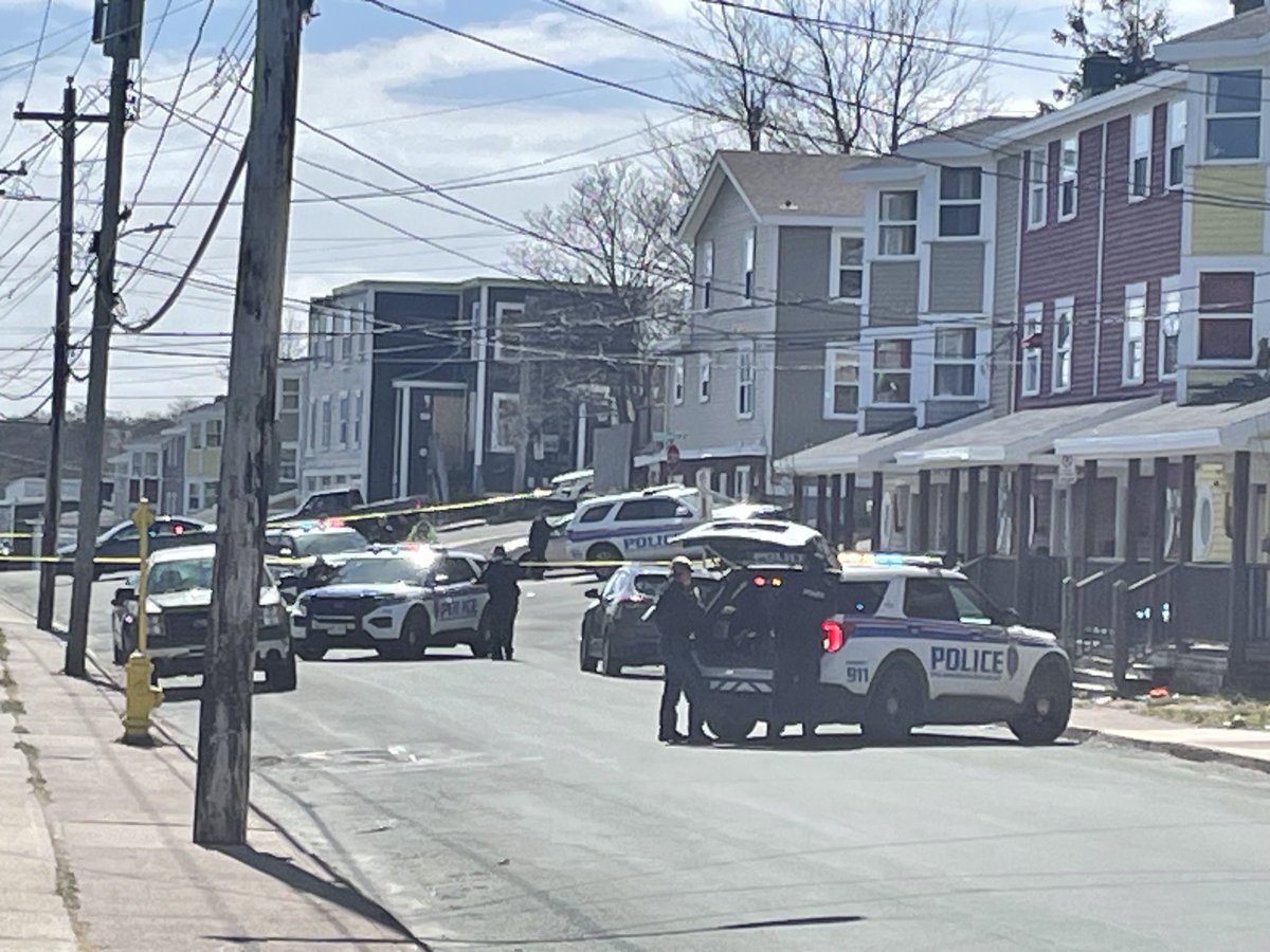 ⁦@RNC_PoliceNL⁩ currently at scene of a reported barricaded person at a residence on Livingstone Street in downtown St.John’s. Further details to be possibly released by police later this afternoon. ⁦@SaltWireNews⁩ ⁦@StJohnsTelegram⁩