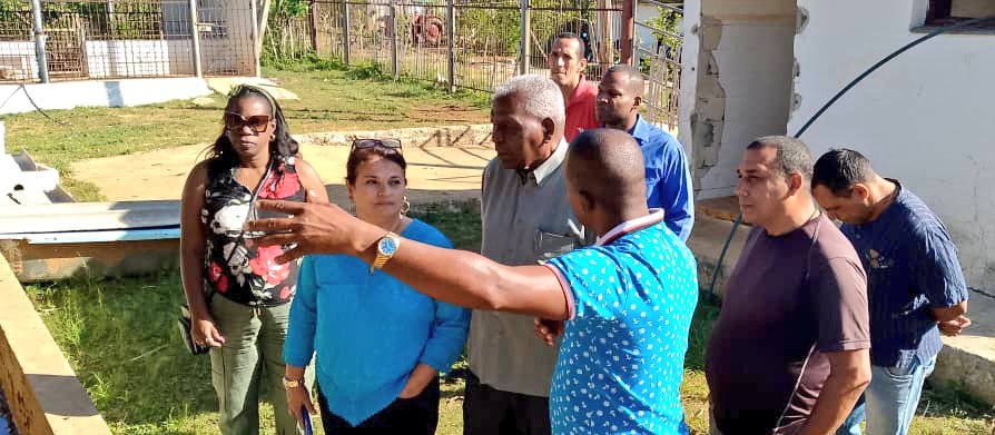 Luego, el Presidente de @AsambleaCuba🇨🇺 recorrió la finca de cultivos varios y ganadería del productor Ray Yunior González Gómez, de la Unidad Básica de Producción Cooperativa '5 de Septiembre', en el consejo popular Managua ✅Lo acompaña la Gobernadora de La Habana, @YanetHzP