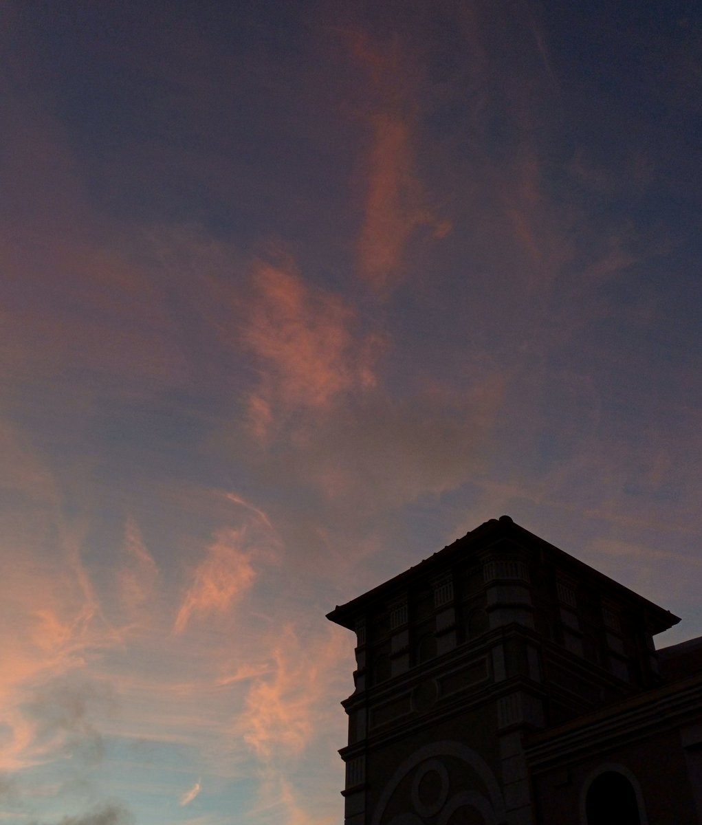 🌇

#skyscapes #sunsetskies #urbanjungle #anotherdaydone #wheretheskymeetstheland 

instagram.com/p/C6O2L_3NPgj/