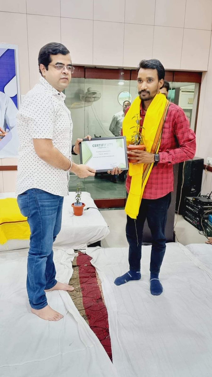 #Roti_Bank_Varanasi was honored through Vinay Tripathi Bhaiya under DS FOUNDATION for doing social work and preventing wastage of food and satisfying the hunger of the hungry. thank you very much thank you #raushanroti #rotibankvaranasi #all_Indian_roti_bank_trust #rotibankvns