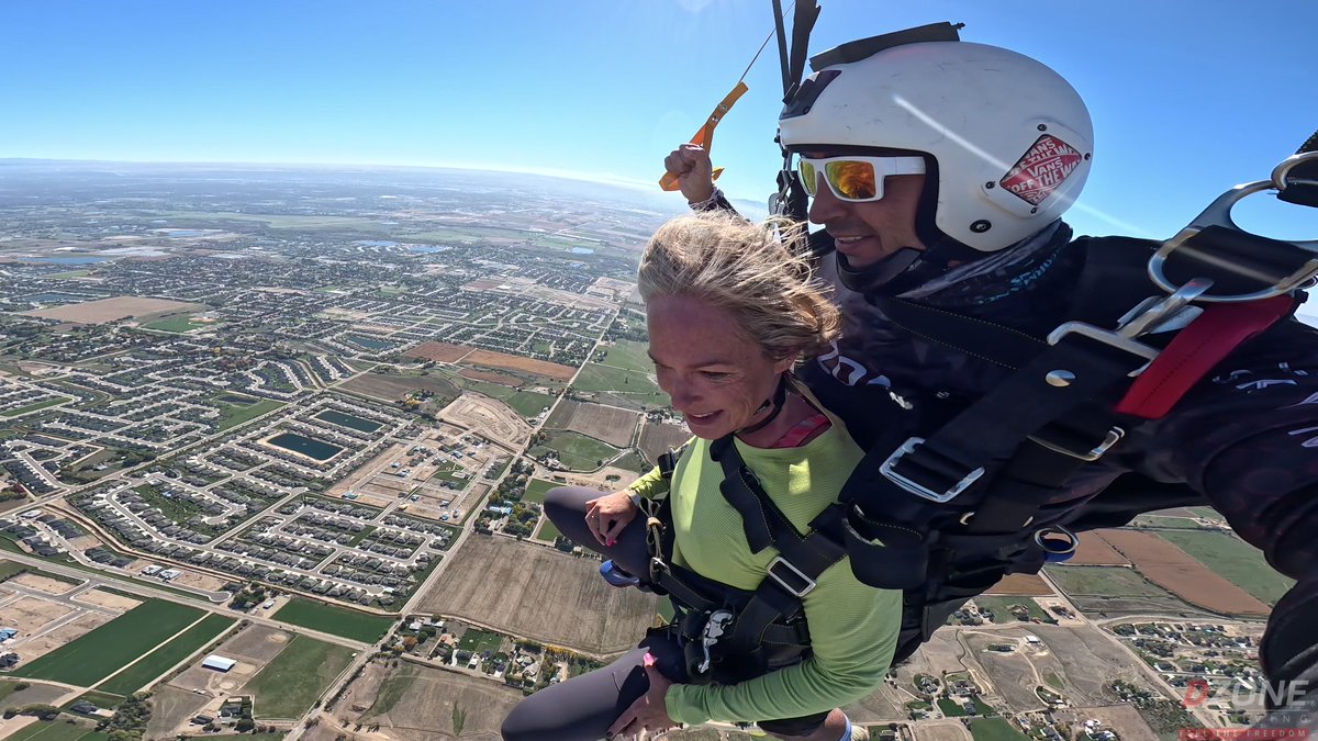 Come out and hang with us and let us put in the work.... literally hahahaha   #lovewhatwedo #feelthefreedom #tandem #dzoneskydiving #sightseeing