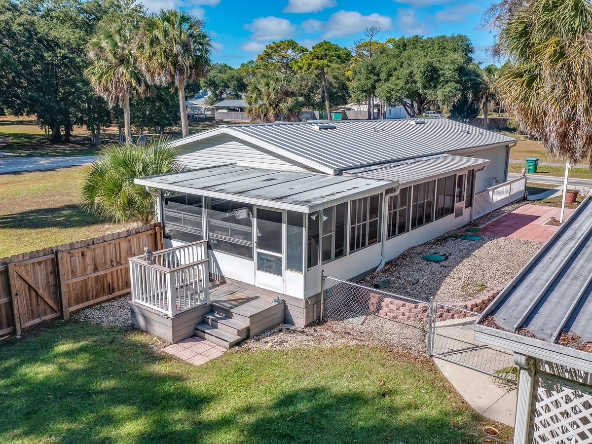 😍 Country setting close to the Gulf! Must See!

🔑 - 141 Craig St, Carrabelle, FL 32322

📞 - Carlotta Stauffer, Realtor

📷's by Hommati 139 - Tallahassee, FL