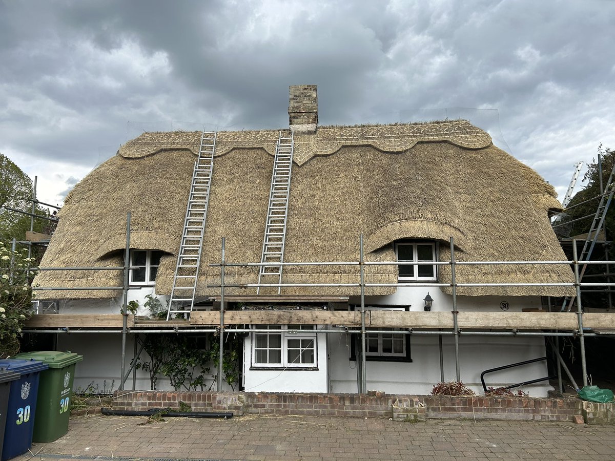 The end of a really productive week over in Meldreth. Ridge all cut, eaves and gables cut and the front now virtually wired. #thatching #masterthatchers #ruralcrafts #Cambridgeshire