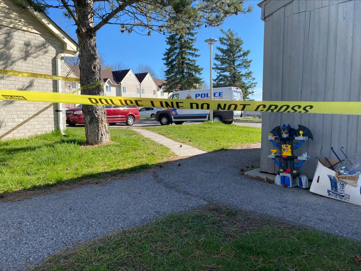 UPDATE: Peterborough police say a man has died following a shooting in the city's south end early Friday. A suspect has been identified but remains at large. @RobertLothian_ will have more at 6. LATEST: trib.al/4830VHx