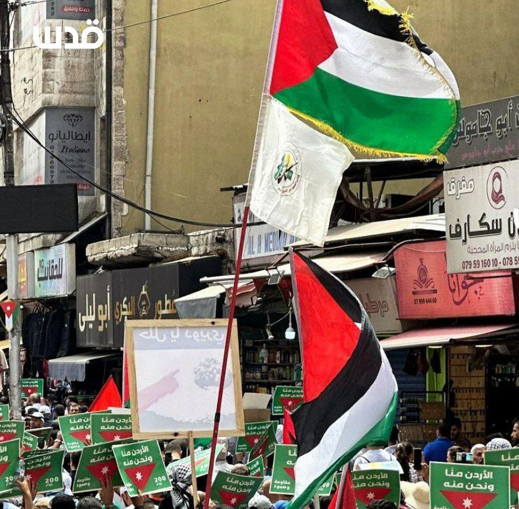 المتظاهرون في الأردن يرفعون راية كـ.ـتائب الــقسام وعلم فلسطين خلال تظاهرة حاشدة للشعب الأردني نصرةً لغزة، في العاصمة #عمّان.
#تمرد_طلاب_امريكا #جمعة_مباركة #الأردن