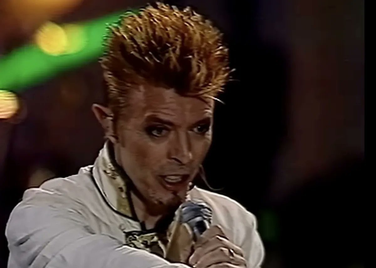 David Bowie – Seven Years In Tibet (English version HD) EART HL I NG (1997) Video of the Day ~ davidbowienews.com/2020/01/david-…