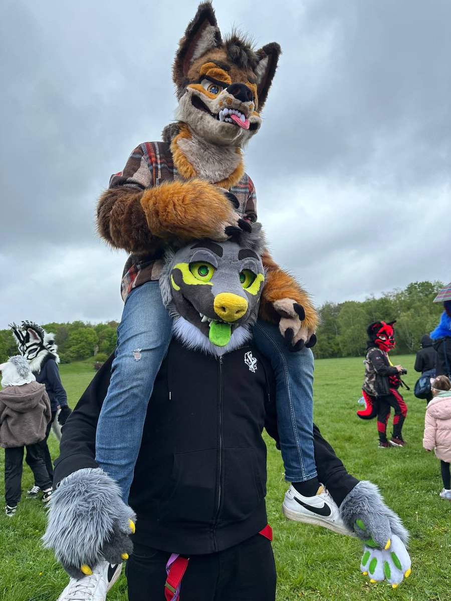 Don’t mind me, I’m just helping friend to see from above

🐺 <a href="/Trakuu/">Trakyy</a> 
#FursuitFriday