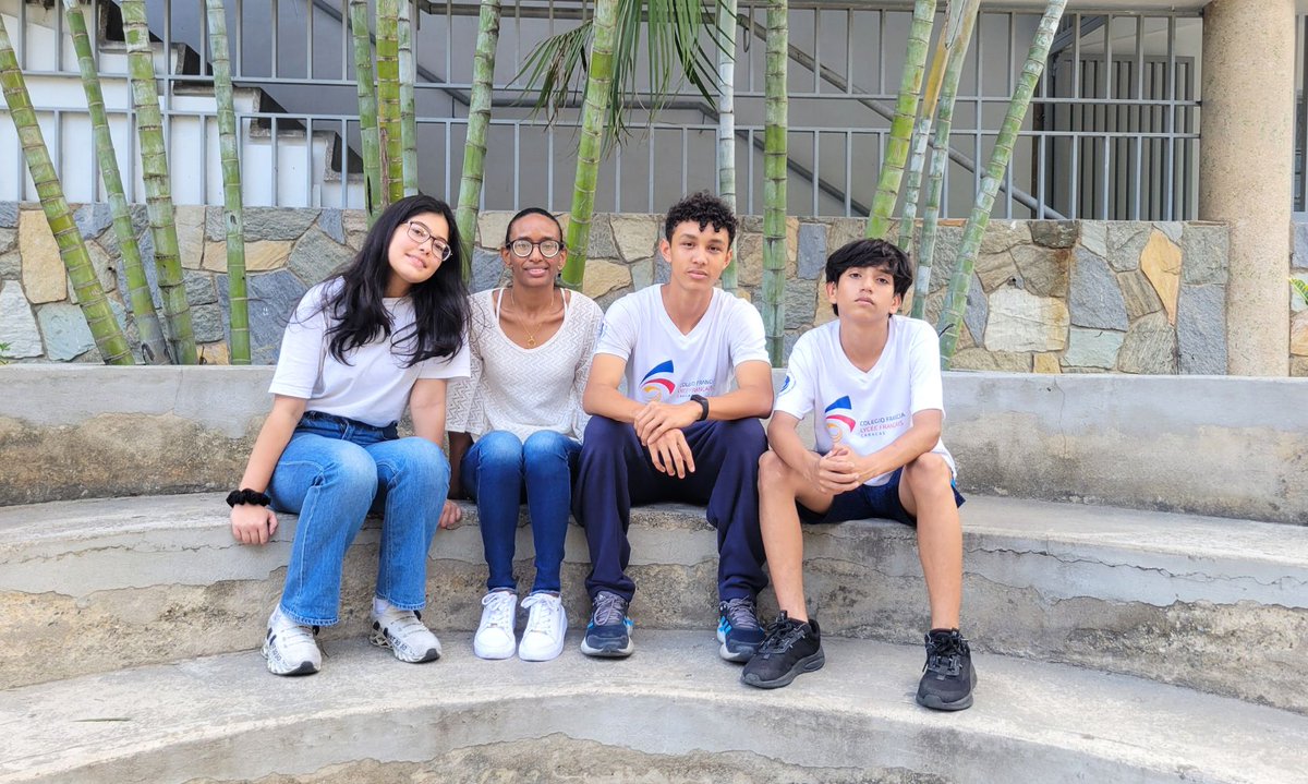 ColFranciaSV's tweet photo. Nos complace anunciar que ganamos el 1er lugar en la categoría de monocristales en el VIII Concurso de AVOQUIM. ¡Felicitaciones a la prof. Tamaris y a sus estudiantes por su talento y dedicación!   #TalentoFrancia #SecciónVenezolana #ColegioFrancia https://t.co/MOabYGVwau