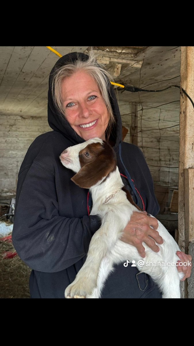 A Day at The Farm Can Sure Lift Ones Spirits..... 
 #homesteadinglife  #goats #pigs #trending  #TheCanukGypsy 💋 🍁  #farmlife #spiritlifting  #thehungryhomestead  @thehungryhomestead