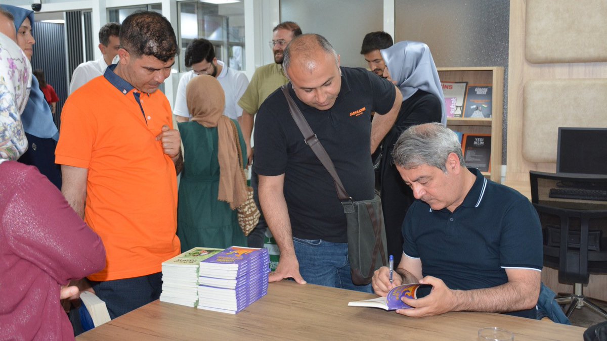 Büyükşehir Belediyemizin düzenlediği Kütüphane Söyleşileri’nde Yazar Abdullah Harmancı edebiyatseverlerle bir araya geldi. ✍🏻 Katılımcıların büyük bir ilgiyle takip ettiği söyleşide Harmancı, Türk Edebiyatı’nda eleştiri konusunu ele aldı.