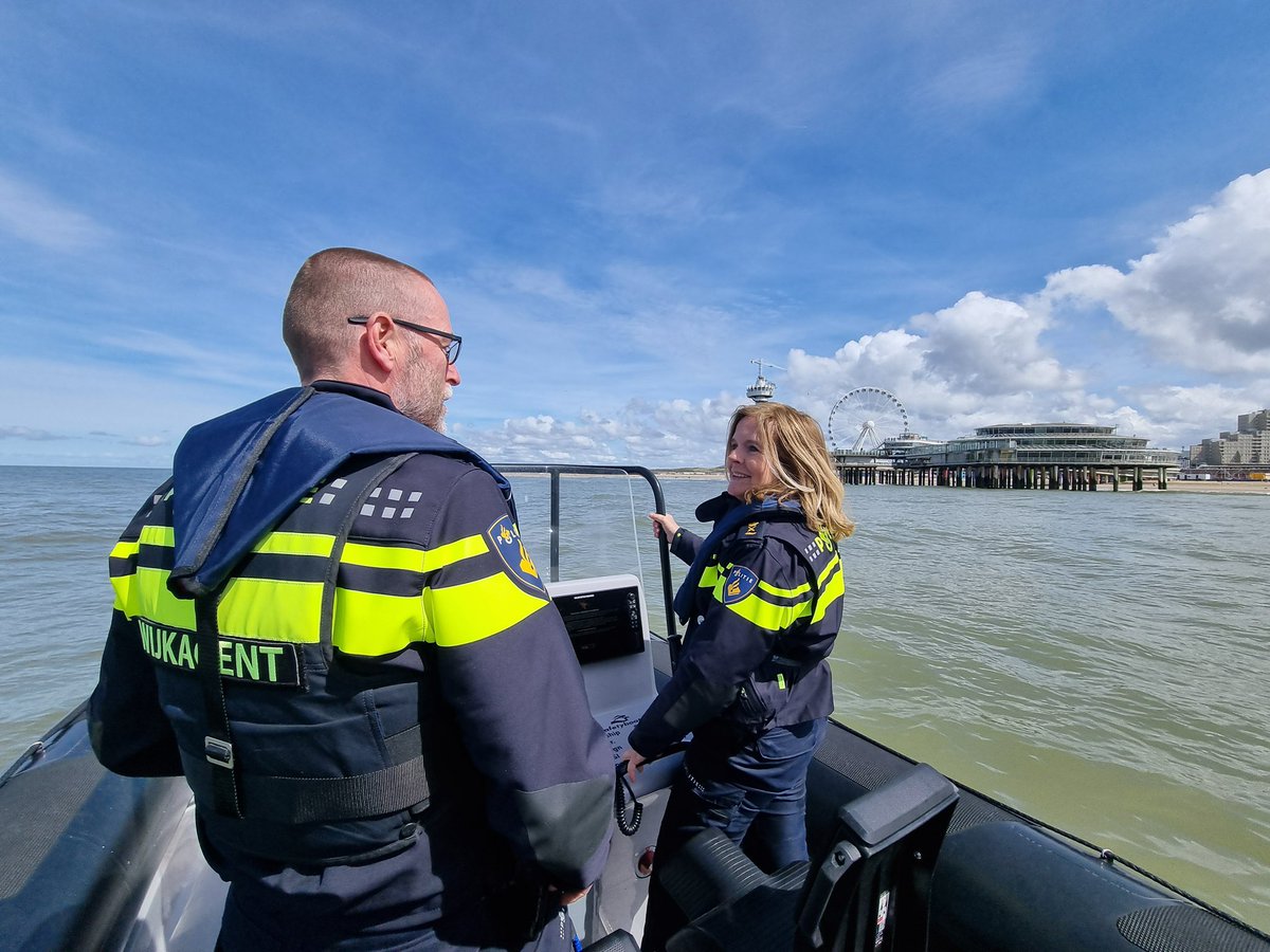 Vandaag kreeg ik bezoek van onze eenheidschef Karin Krukkert. Zij was geïnteresseerd in onze aanpak tegen ondermijnende criminaliteit in de #scheveningsehaven. Na een presentatie, rondrit en natuurlijk een rondvaart op zee en in de haven kijken we terug op een zeer geslaagde dag.