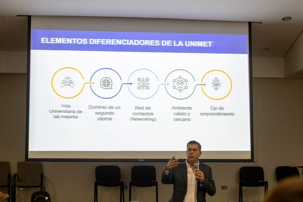 Secretario <a href="/santyperera/">Santiago Perera</a> invitó a nuevos estudiantes a vincularse con la Universidad  tinyurl.com/BATF2024