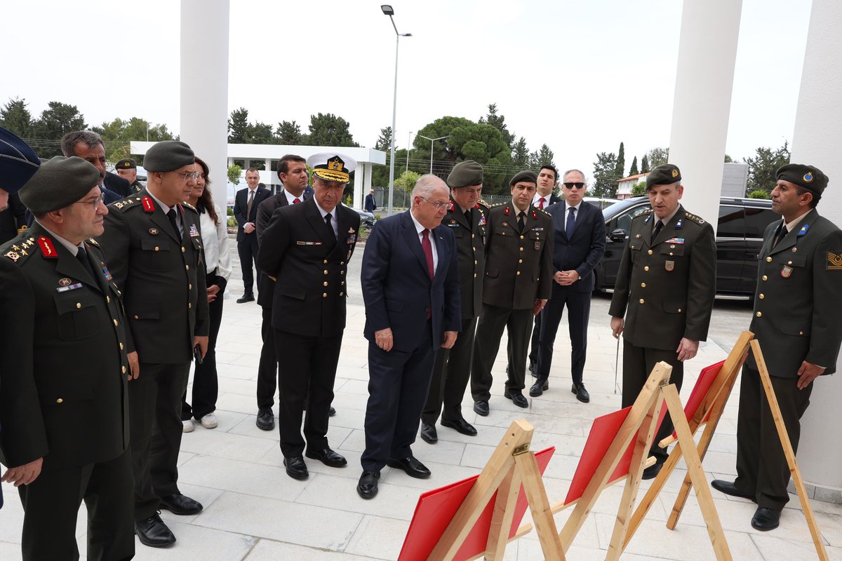 Millî Savunma Bakanı Yaşar Güler, Kıbrıs Türk Barış Kuvvetleri Komutanlığında İnceleme Ve Denetlemelerde Bulundu Millî Savunma Bakanı Yaşar Güler, beraberinde Genelkurmay Başkanı Orgeneral Metin Gürak, Deniz Kuvvetleri Komutanı Oramiral Ercüment Tatlıoğlu, Kara Kuvvetleri…