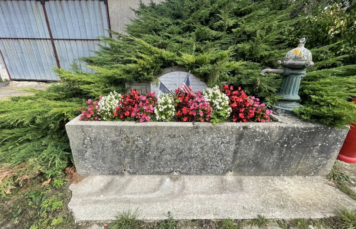 After #WWI, the Belleau Wood Memorial Association funded this well. It is dedicated to the memory of Pennsylvania soldiers who died in #BelleauWood. In Belleau, American #memory of the war has *always* been linked with water. #pilgrimage #battlefields #pilgrim #beautifulwater