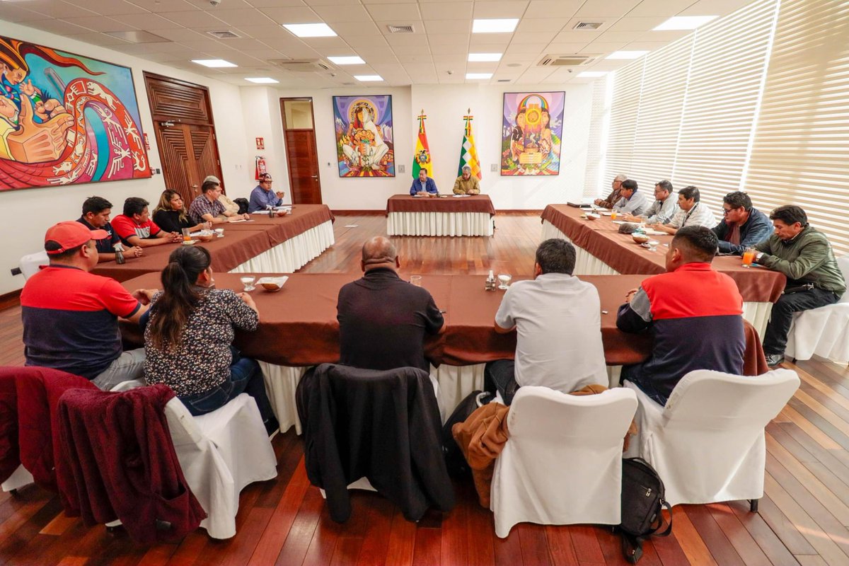 Hoy nos reunimos con nuestras hermanas y hermanos de la Central Obrera Departamental de #Cochabamba. Nos agradó mucho escuchar su predisposición de trabajar en unidad y permanente coordinación para consolidar el desarrollo y la industrialización del departamento. Les explicamos…