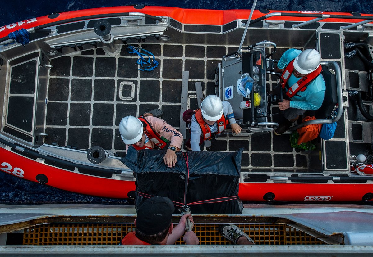 This week, three #NOAA offices joined forces to support the #ocean exploration mission by completing a small boat transfer of people and supplies off Honolulu as part of the current #Okeanos expedition!