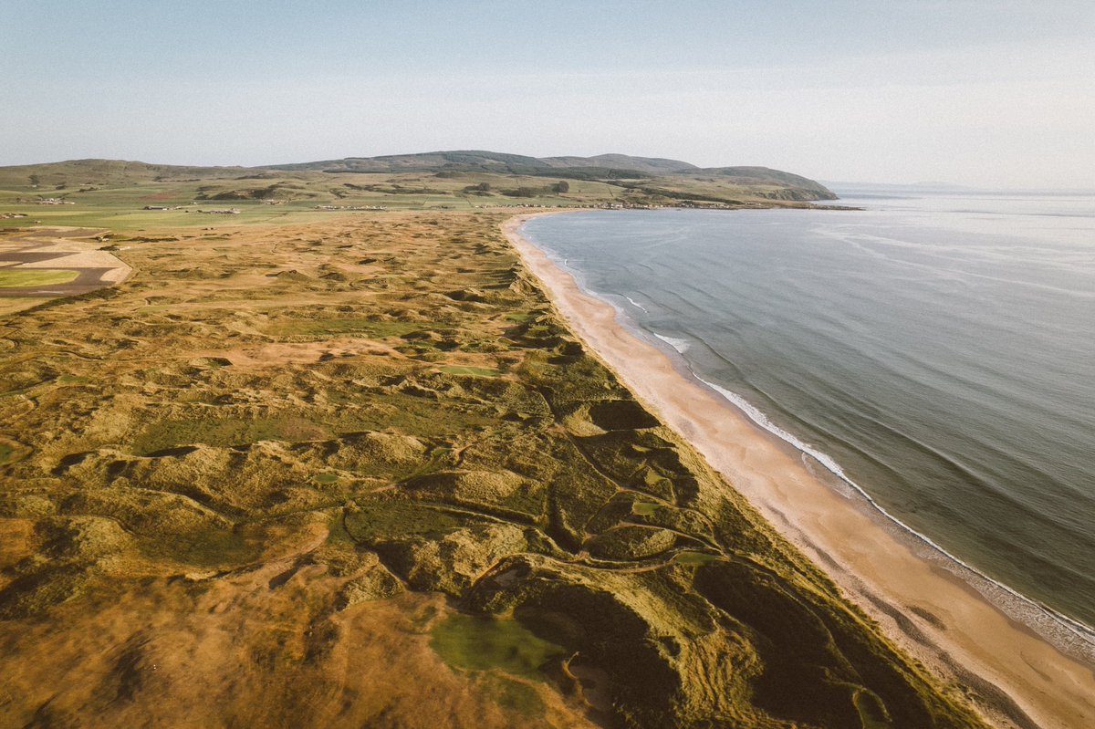 Superb shot of the Machrihanish Bay dunescape, courtesy of @thelinksdiary. @MachDunes in the foreground and @machgolf in the background.