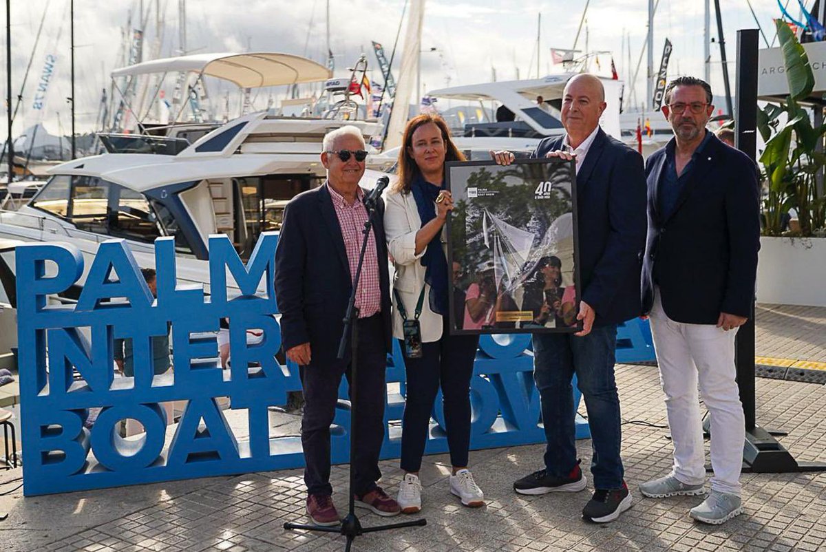 Náutica Morey ha estat guardonada amb el Premi Sánchez Barcáiztegui del @PalmaBoatShow per haver estat a totes les edicions. S’ha reconegut a @ajtalcudia i Alcudiamar per acollir la 1a Fira Nàutica Flotant. El conseller Sáenz de San Pedro de @conselleriaEOE ha lliurat guardons.