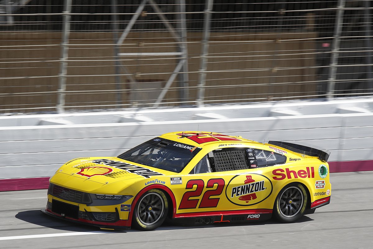 📍 The world's fastest one-mile oval.  

@joeylogano battles the @monstermile this weekend #PoweredbyPennzoil #Wurth400