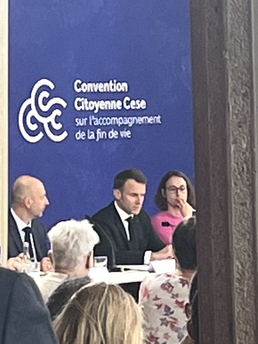 Une « troisième convention citoyenne sera lancée prochainement » déclare Emmanuel Macron devant les membres de la convention citoyenne sur la fin de vie réunis au CESE. #cese #conventionfindevie