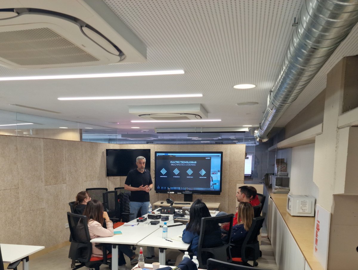 🚀 ¡Qué día con Lindy! Descubrimos soluciones innovadoras de conectividad y cerramos con broche de oro: ¡Computer Store Pinos Puente, Abel, ganó nuestro sorteo! 🎉 #InnovaciónLindy