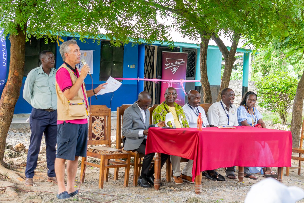 RIPPR Nze Anizor, in the presence of distinguished Rotarians including PDG @pobath, officially inaugurated a fully-equipped computer lab at Watamu Primary.

Here's to empowering the next generation!💻✨

#RotaryDCAWatamu
#WeAreOneDCA