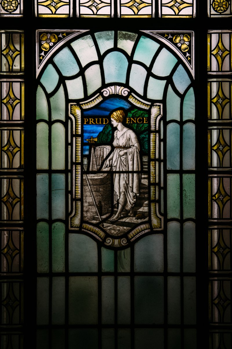 Throughout Freemasons' Hall, you can find many beautiful stained glass decorations ⚖️ ⁠ George Kruger, who trained at the Royal College of Art, realised the magnificent windows with the cardinal virtues, located in the Processional Corridor👏 #Freemasons #StainedGlass #ArtDeco