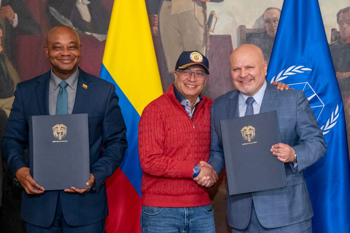 Concluding his official visit to #Colombia, #ICC Prosecutor @KarimKhanQC was delighted to join President @petrogustavo & Minister of Foreign Affairs @LuisGMurillo in signing an Agreement on the establishment of a #Complementarity office of the OTP in 🇨🇴.