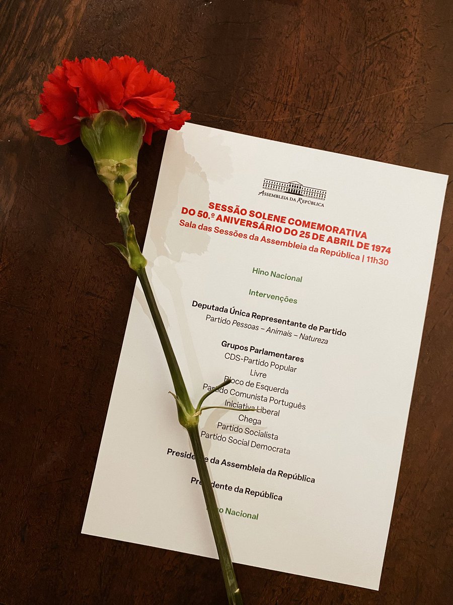rachellopezquel's tweet photo. Desde 2020 que trabalho todos os dias no 25 de Abril. Não me importo, porque faço o que amo e exerço a liberdade de imprensa na casa da democracia. Mas desde que me lembro, que vou à Avenida. E nunca a vi como ontem. Foi tão bonita a festa ❤️ https://t.co/oQvTMMvp8O