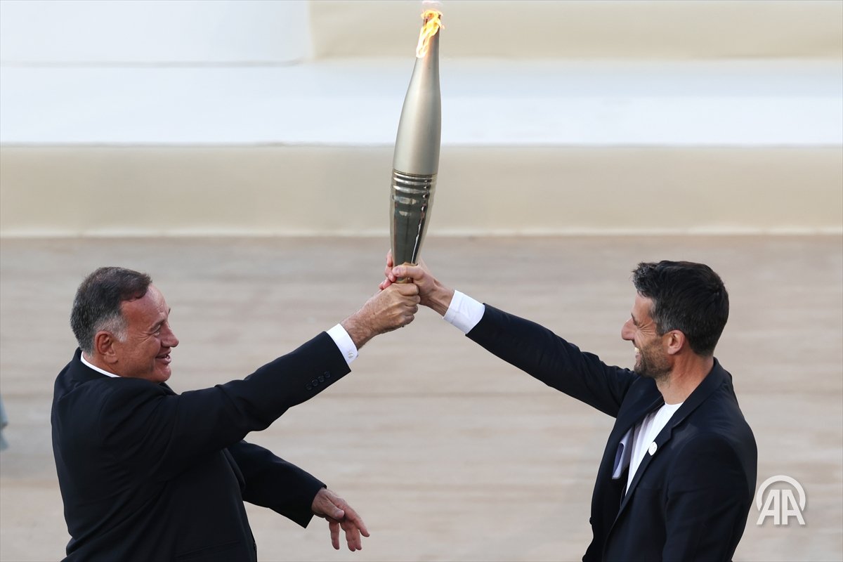 Athens hands Olympic flame to Paris 2024 organizers v.aa.com.tr/3203655