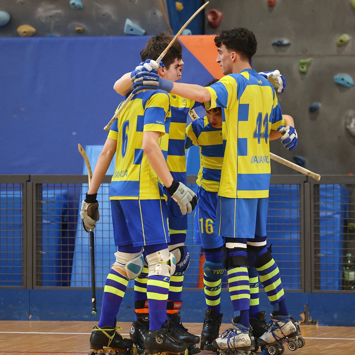 📷📷 Galerías fotográficas de los partidos del sector juvenil (Pola de Lena, 26/04/24) ▶️ @CDPATINALON vs @cp_areces luisvelasco.es/album/cd-patin… ▶️ @HockeyCiaMaria vs @CDominicos luisvelasco.es/album/compania… @FDPPA_ @FGPatinaxe