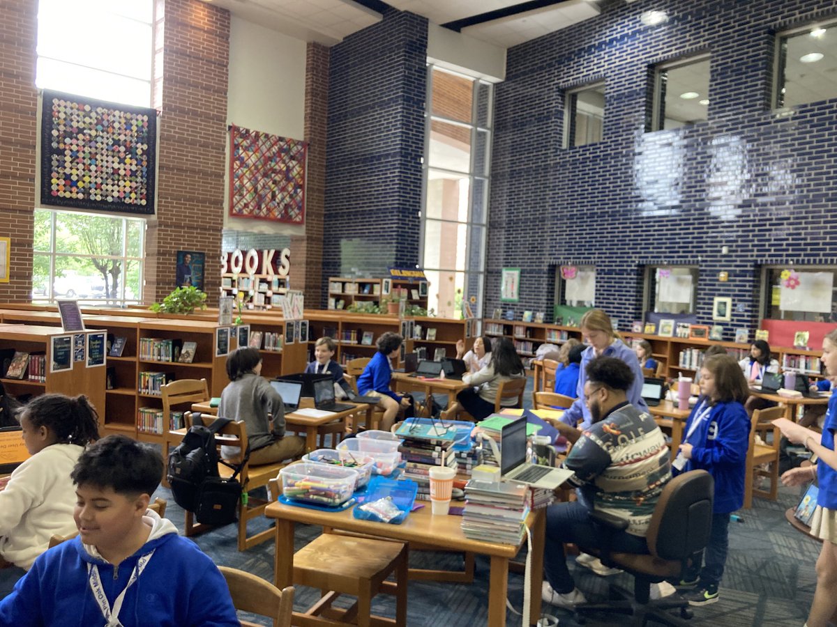 Thank you to Mr. Connely’s 6th graders for great work days with their poetry books yesterday and today. We got a bit crafty 🎨📝📜 ⁦@pinoakms⁩ ⁦@HISDLibraryServ⁩ #txasl #SchoolLibraryMonth