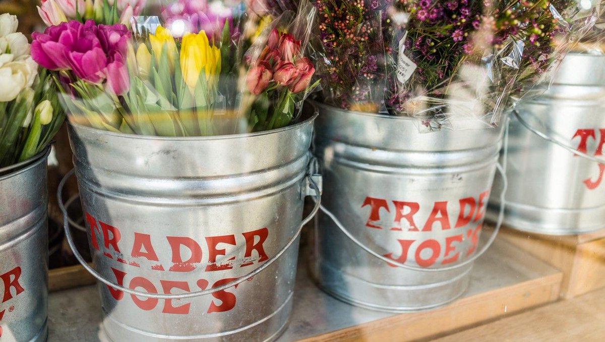 Make Your Own Spring Bouquet With These Trader Joe's Flowers l8r.it/bpE8 #traderjoes #traderjoesbouquet #traderjoespicks #infullbloom #diy #diybouquet #bouquets #florals #floralbouquets #petals #tjs #traderjoesrun #springtime #springblooms #blooms #flowers #floral