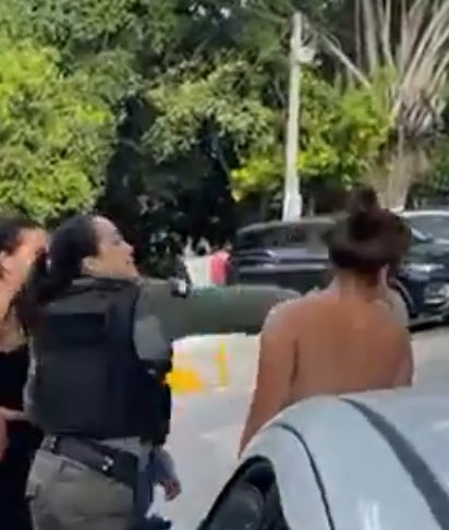 poptime's tweet photo. 🚨 Mãe de criança é presa após esp@ncar sua própria filha e leva tapa na cara de policial:

"Foi tu que fizesse isso com ela? Você não gosta de bater, né?" https://t.co/vM7Zj2vXXP