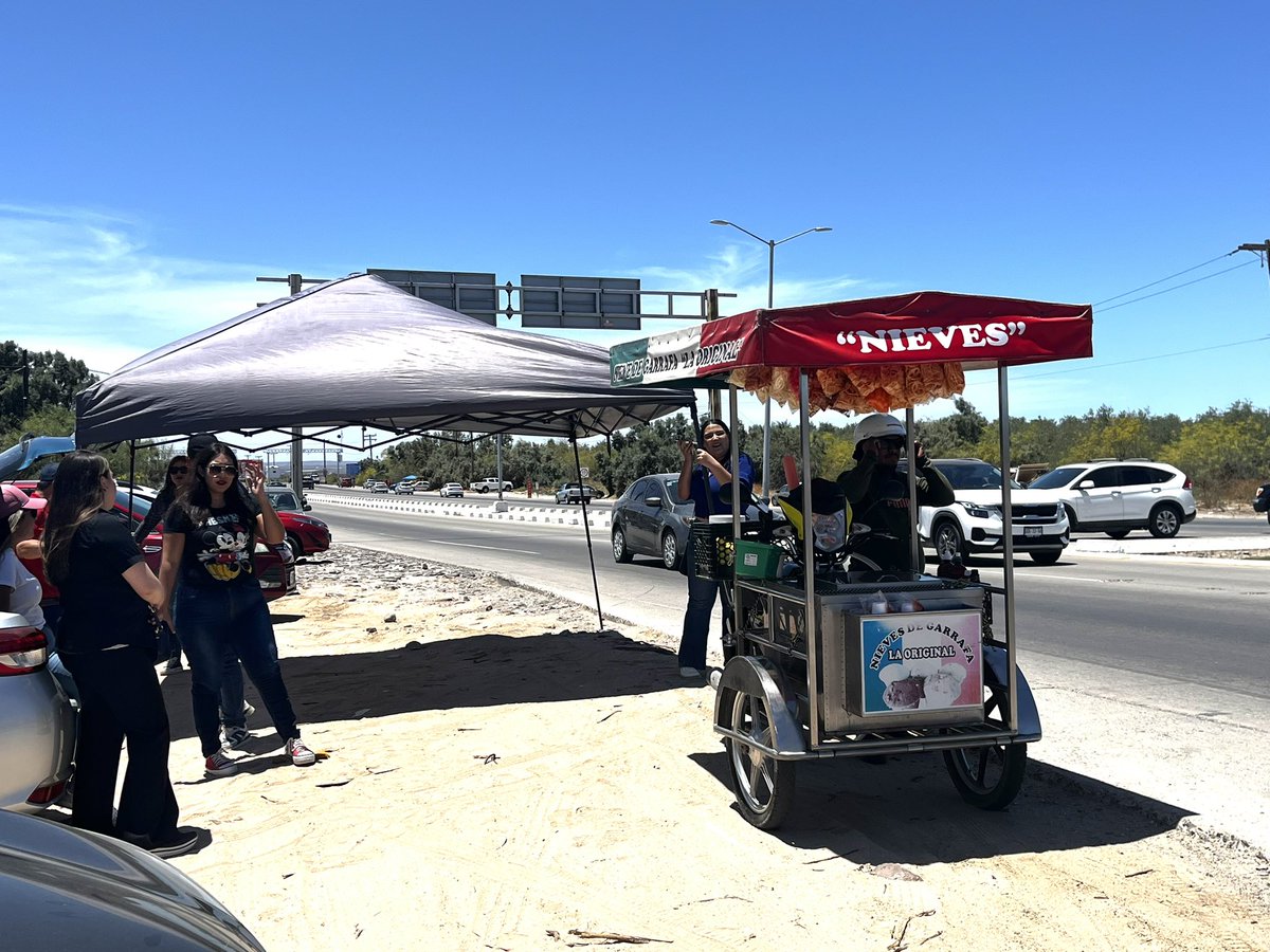 El de las nieves de garrafa ha estado en más manifestaciones que el líder del SNTE y llega antes que los reporteros ✨R E S P E C T ✨