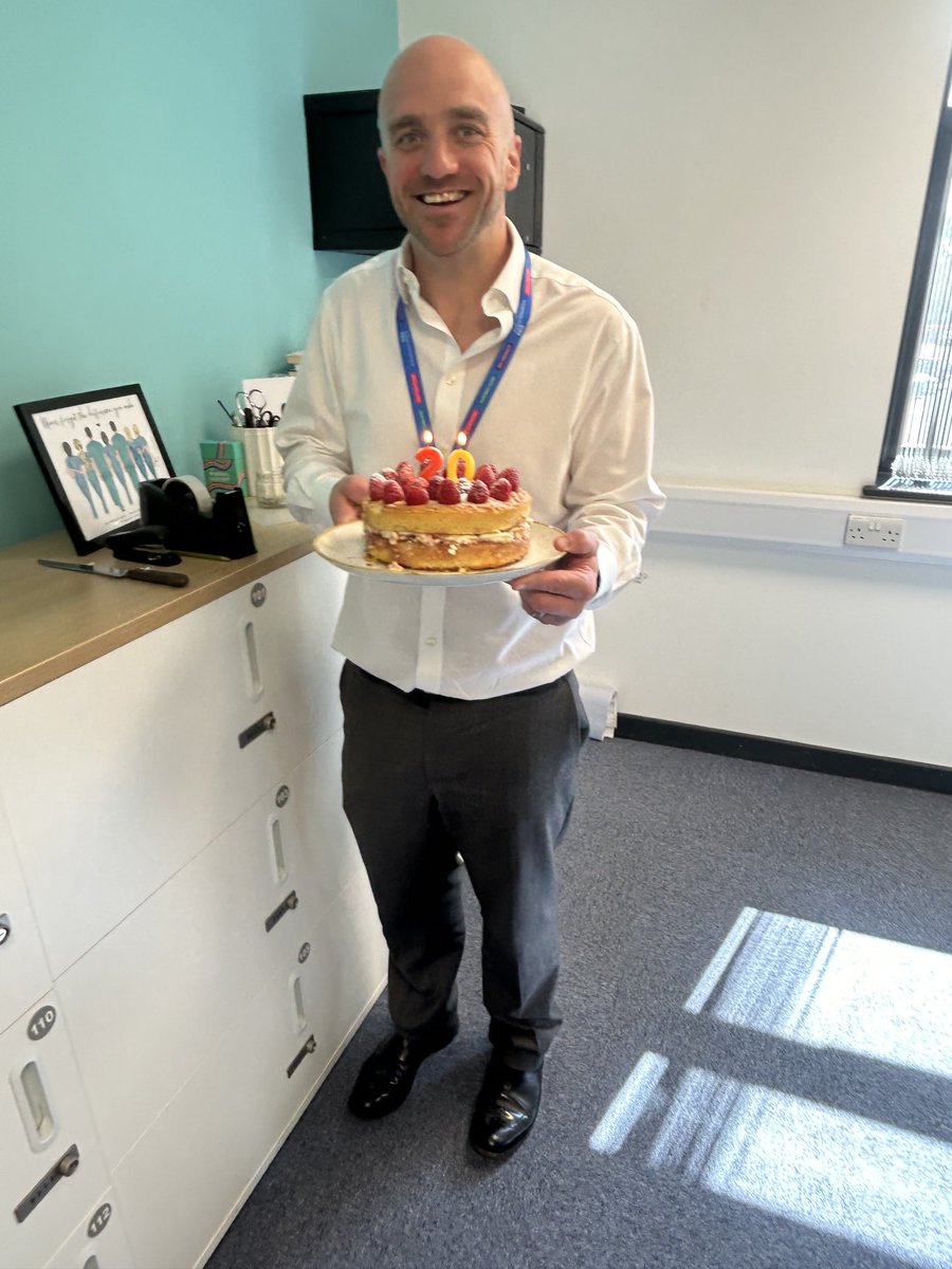 A special cake in the office for ⁦@NMacdonaldBHT⁩ as we celebrate his award for 20 years in the NHS. A great leader ⁦@BucksHealthcare⁩