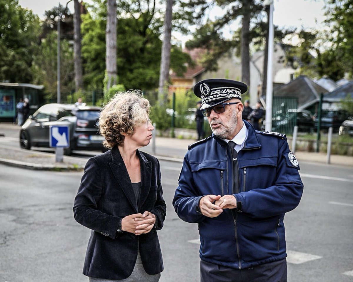 Lutter contre la délinquance et les trafics de drogue pour retrouver la tranquillité dans nos quartiers. C’est le but de l’opération Place nette XXL qui s’est déroulée tout au long de la semaine en Essonne.

Ce soir aux Mazieres à Draveil avec @GDarmanin nous saluons le travail