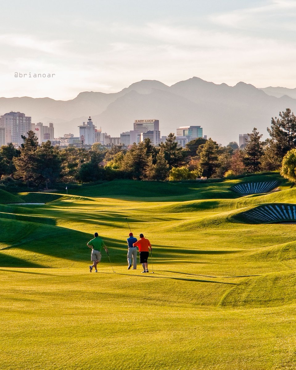 Desert Pines feels so close to Las Vegas yet so far away — all at once. Photo @BrianOarGolf